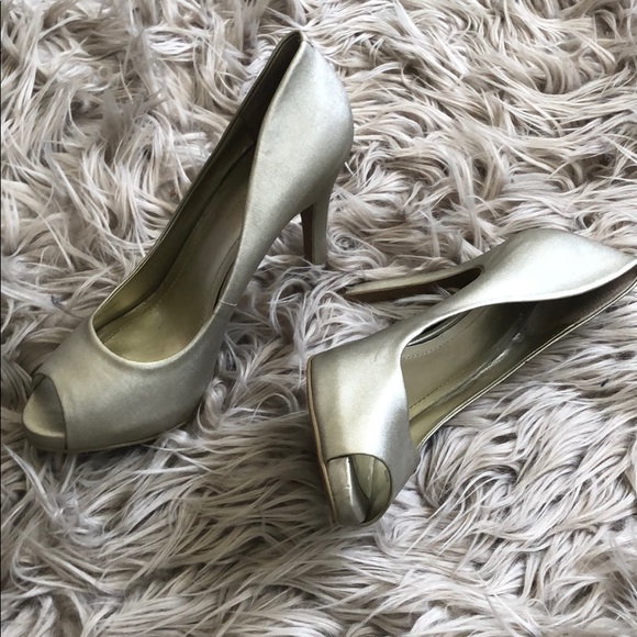 Gold Peek-a-boo heels - Picture 3 of 3